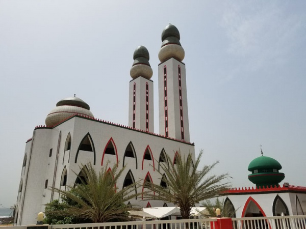 402626-INNERRESIZED600-600-Dakar-Mosque-Divinity-540h-2017-10-07